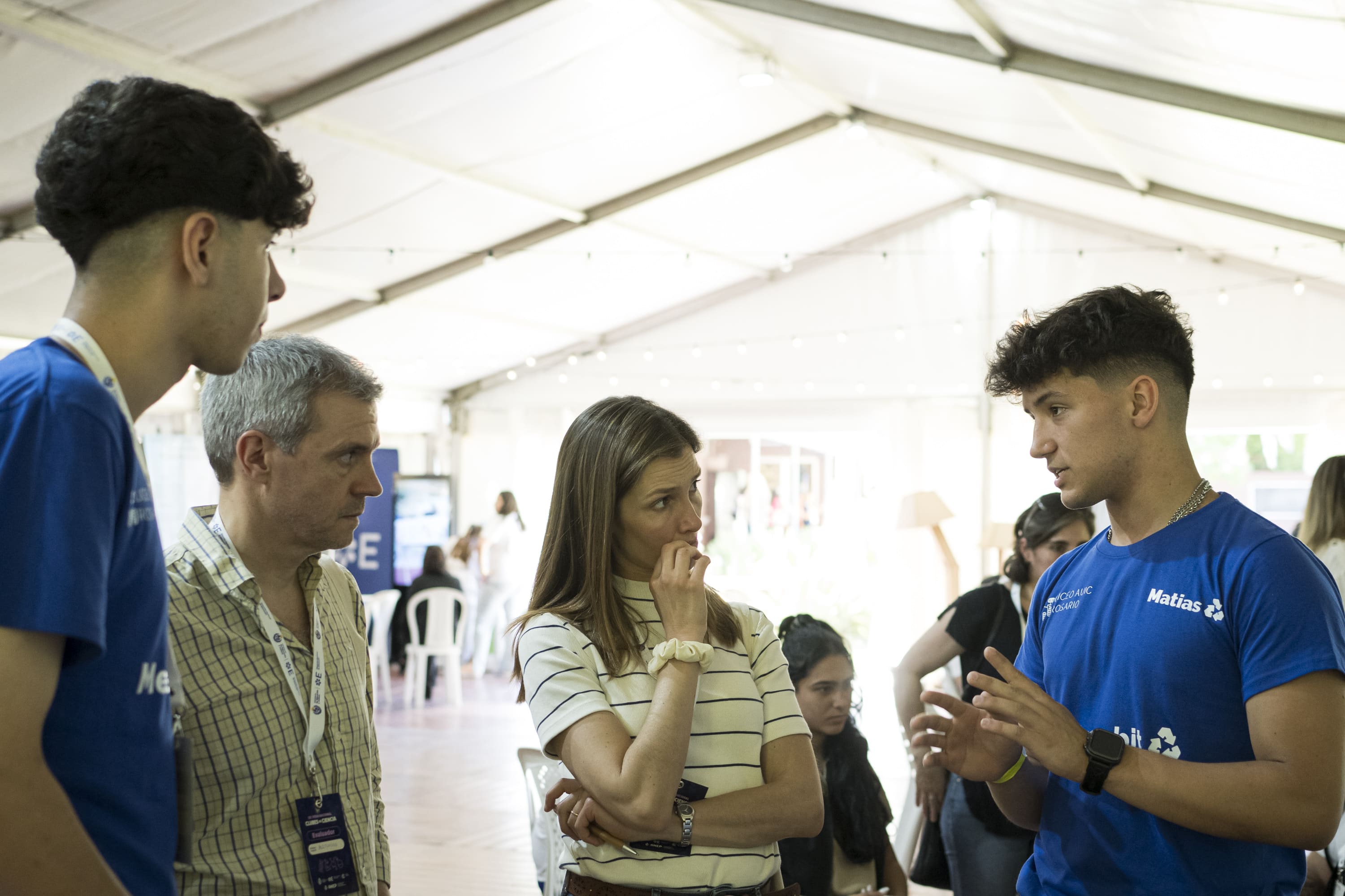 Alejandro Landoni y Martina Díaz evalúan al Club de Ciencia MecaArm en la Feria Nacional 2024