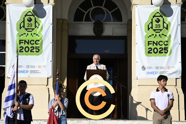gustavo riestra en la feria nacional de clubes de ciencia 2025